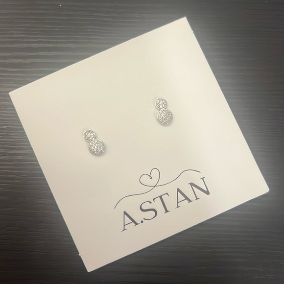 Earring - Picture 1 of 2